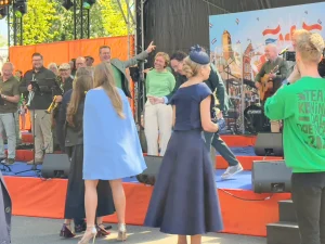 Cees als bandleider van et Koningsdaglied in Doetinchem 2025.